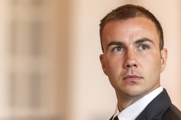 Verleihung des Landesverdienstordens Nordrhein-Westfalen am 23. August 2020 in der Flora Köln. Ordensträger Mario Götze beim Pubvlikum vor der Ordensverleihung. Der Fußballprofi schoss nicht nur die Deutsche Nationalmannschaft in Südamerika zum Weltmeistertitel. Er engagiert sich im sozialen Bereich seit Jahren für international tätige Vereine und Stiftungen. Laschet zeichnete am 23. August 2020 in der Flora in Köln vierzehn Persönlichkeiten für ihr außerordentliches Engagement für die Gesellschaft mit dem Verdienstorden des Landes Nordrhein-Westfalen aus. Köln Nordrhein-Westfalen Deutschland