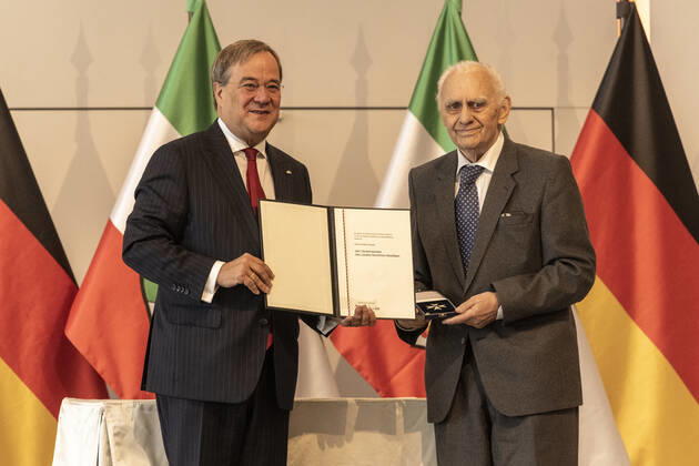 Verleihung des Landesverdienstordens Nordrhein-Westfalen am 23. August 2020 in der Flora Köln. Ordensträger Hans Günther Fascies bekommt von NRW-Ministerpräsident den Orden überreicht. Fascies ist leidenschaftlicher Wanderer und seit Jahrzehnten in der Heimatpflege aktiv. Er ist Vorsitzender des Heimatvereins Sendenhorst und erforscht als solcher die Geschichte der Region. Laschet zeichnete am 23. August 2020 in der Flora in Köln vierzehn Persönlichkeiten für ihr außerordentliches Engagement für die Gesellschaft mit dem Verdienstorden des Landes Nordrhein-Westfalen aus. Köln Nordrhein-Westfalen Deutschland