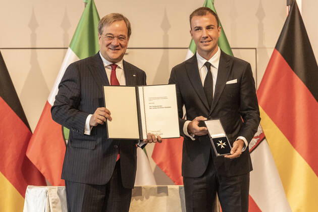 Verleihung des Landesverdienstordens Nordrhein-Westfalen am 23. August 2020 in der Flora Köln. Ordensträger Mario Götze erhält von NRW-Ministerpräsident Armin Laschet den Orden überreicht. Der Fußballprofi schoss nicht nur die Deutsche Nationalmannschaft in Südamerika zum Weltmeistertitel. Er engagiert sich im sozialen Bereich seit Jahren für international tätige Vereine und Stiftungen. Laschet zeichnete am 23. August 2020 in der Flora in Köln vierzehn Persönlichkeiten für ihr außerordentliches Engagement für die Gesellschaft mit dem Verdienstorden des Landes Nordrhein-Westfalen aus. Köln Nordrhein-Westfalen Deutschland