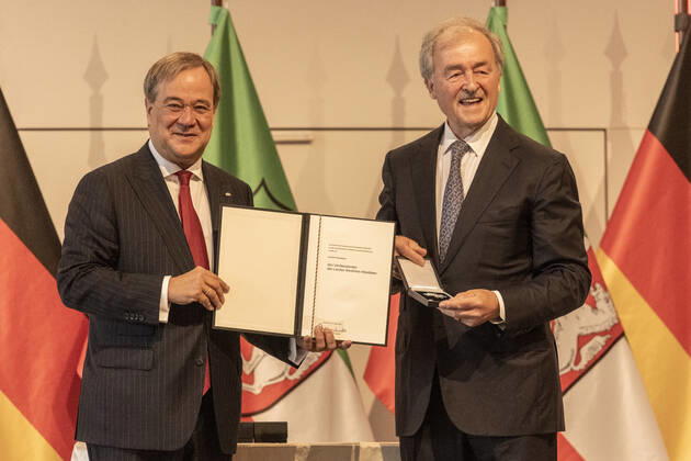 Verleihung des Landesverdienstordens Nordrhein-Westfalen am 23. August 2020 in der Flora Köln. Ordensträger Jochen Kienbaum auf der Bühne erhält von NRW-Ministerpräsident den Orden überreicht. Der Unternehmensberater unterstützt einen Verein zur zur Beratung von Mädchen und Jungen, die Opfer von Gewalt geworden sind. Laschet zeichnete am 23. August 2020 in der Flora in Köln vierzehn Persönlichkeiten für ihr außerordentliches Engagement für die Gesellschaft mit dem Verdienstorden des Landes Nordrhein-Westfalen aus. Köln Nordrhein-Westfalen Deutschland