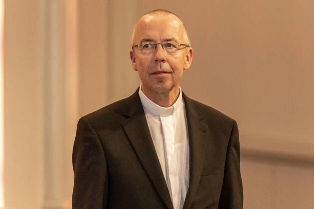 Verleihung des Landesverdienstordens Nordrhein-Westfalen am 23. August 2020 in der Flora Köln. Ordensträger Monsignore Peter Kossen auf der Bühne. Kossen kämpft seit Jahren gegen menschenunwürdige Arbeitsbedingungen für Menschenwürde und Gerechtigkeit. Laschet zeichnete am 23. August 2020 in der Flora in Köln vierzehn Persönlichkeiten für ihr außerordentliches Engagement für die Gesellschaft mit dem Verdienstorden des Landes Nordrhein-Westfalen aus. Köln Nordrhein-Westfalen Deutschland