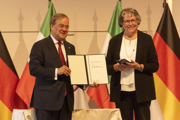 Verleihung des Landesverdienstordens Nordrhein-Westfalen am 23. August 2020 in der Flora Köln. Ordensträgerin Ruth Kühn erhält von NRW-Ministerpräsident den Orden überreicht. Sie engagiert sich seit vielen Jahrzehnten in vielen Ehrenämtern im kirchlich-karitativen Bereich, insbesondere in der Obdachlosen- und Flüchtlingshilfe. Laschet zeichnete am 23. August 2020 in der Flora in Köln vierzehn Persönlichkeiten für ihr außerordentliches Engagement für die Gesellschaft mit dem Verdienstorden des Landes Nordrhein-Westfalen aus. Köln Nordrhein-Westfalen Deutschland