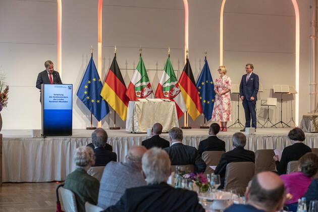Verleihung des Landesverdienstordens Nordrhein-Westfalen am 23. August 2020 in der Flora Köln. Das Paar Maria Prinzessin zur Lippe und Stephan Prinz zur Lippe auf der Bühne. Die beiden engagieren sich in hervorragender Weise für das Rote Kreuz sowie in sozialen und kulturellen Organisationen. Laschet zeichnete am 23. August 2020 in der Flora in Köln vierzehn Persönlichkeiten für ihr außerordentliches Engagement für die Gesellschaft mit dem Verdienstorden des Landes Nordrhein-Westfalen aus. Köln Nordrhein-Westfalen Deutschland