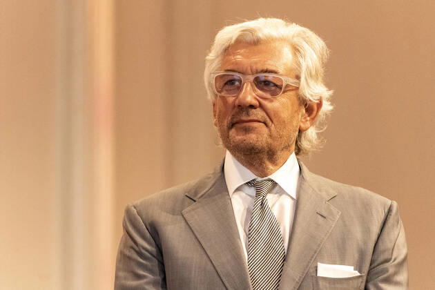 Verleihung des Landesverdienstordens Nordrhein-Westfalen am 23. August 2020 in der Flora Köln. Prof. Dr. h.c. Walter Smerling auf der Bühne. Er ist der Leiter des Museums Küppersmühle für Moderne Kunst in Duisburg und macht sich mit verschiedenen Kunstaktionen um die Kulturlandschaft Nordrhein-Westfalen und den künstlerischen Nachwuchs verdient. Laschet zeichnete am 23. August 2020 in der Flora in Köln vierzehn Persönlichkeiten für ihr außerordentliches Engagement für die Gesellschaft mit dem Verdienstorden des Landes Nordrhein-Westfalen aus. Köln Nordrhein-Westfalen Deutschland