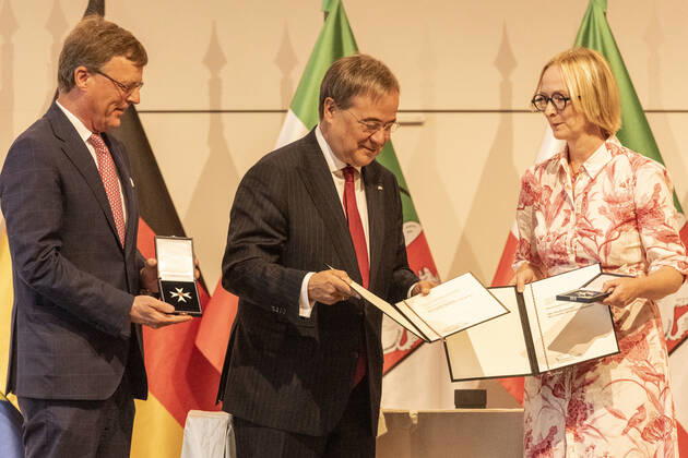 Verleihung des Landesverdienstordens Nordrhein-Westfalen am 23. August 2020 in der Flora Köln. Maria Prinzessin zur Lippe und Stephan Prinz zur Lippe erhalten von NRW-Ministerpräsident den Orden überreicht. Die beiden engagieren sich in hervorragender Weise für das Rote Kreuz sowie in sozialen und kulturellen Organisationen. Laschet zeichnete am 23. August 2020 in der Flora in Köln vierzehn Persönlichkeiten für ihr außerordentliches Engagement für die Gesellschaft mit dem Verdienstorden des Landes Nordrhein-Westfalen aus. Köln Nordrhein-Westfalen Deutschland