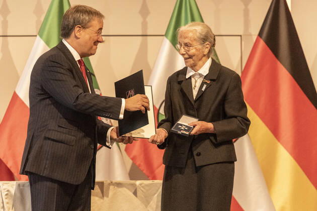 Verleihung des Landesverdienstordens Nordrhein-Westfalen am 23. August 2020 in der Flora Köln. Ordensträgerin Erika Meyer zu Drewer erhält von NRW-Ministerpräsident den Orden überreicht. Insbesondere die Hilfe für Kinder aus sozial schwächeren Familien sind ihr seit über einem halben Jahrhundert ein Herzensanliegen. Sie gründete unter anderem in Meckenheim das Kinderbildungswerk. Laschet zeichnete am 23. August 2020 in der Flora in Köln vierzehn Persönlichkeiten für ihr außerordentliches Engagement für die Gesellschaft mit dem Verdienstorden des Landes Nordrhein-Westfalen aus. Köln Nordrhein-Westfalen Deutschland