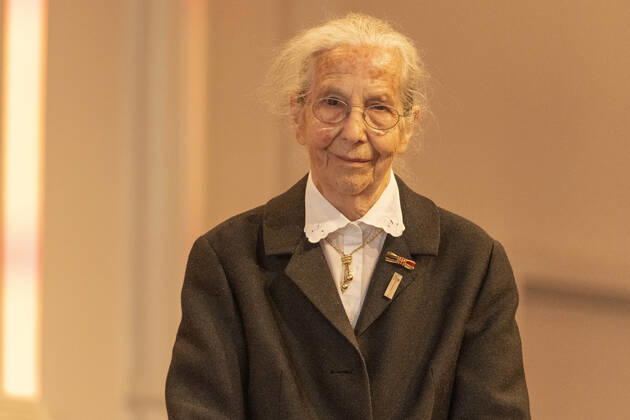Verleihung des Landesverdienstordens Nordrhein-Westfalen am 23. August 2020 in der Flora Köln. Ordensträgerin Erika Meyer zu Drewer auf der Bühne. Insbesondere die Hilfe für Kinder aus sozial schwächeren Familien sind ihr seit über einem halben Jahrhundert ein Herzensanliegen. Sie gründete unter anderem in Meckenheim das Kinderbildungswerk. Laschet zeichnete am 23. August 2020 in der Flora in Köln vierzehn Persönlichkeiten für ihr außerordentliches Engagement für die Gesellschaft mit dem Verdienstorden des Landes Nordrhein-Westfalen aus. Köln Nordrhein-Westfalen Deutschland