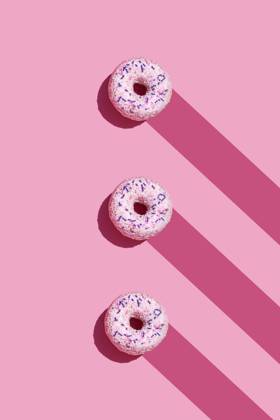 IMAGO Creative, Lifestyle, Barbiecore Studio shot of three sweet doughnuts with sugar sprinkles GEMF04016