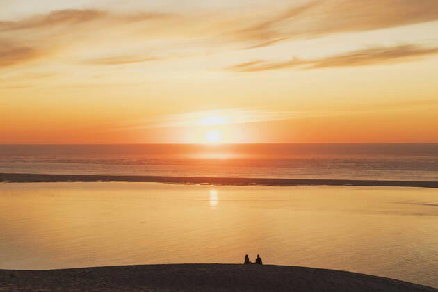 Silhouette couple watching sunset at Atlantic ocean, Dune of Pilat, Nouvelle-Aquitaine, France GWF06638