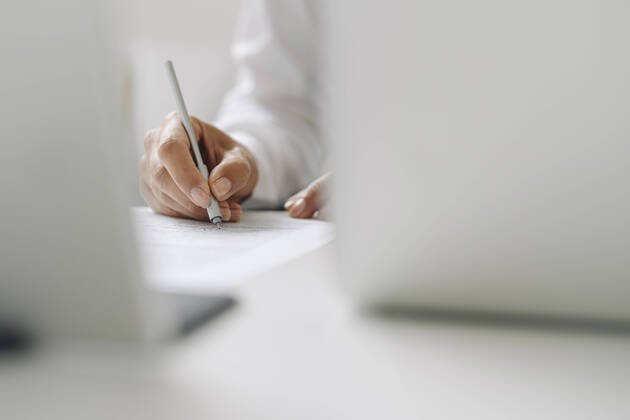 IMAGO Creative: Kreative Renaissance -- der junge Entrepreneur Close-up of female entrepreneur writing on paper at desk in home office model released Symbolfoto property released JOSEF01271