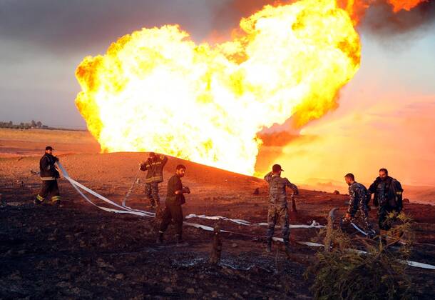 Bilder des Jahres 2020, News 08 August News Themen der Woche KW35 News Bilder des Tages (200824) -- DAMASCUS, Aug. 24, 2020 -- Fire is seen at the al-Arabi gas pipeline in the countryside of Damascus, Syria, on Aug. 24, 2020. An explosion in the al-Arabi gas line in the countryside of Syrian capital Damascus at dawn on Monday caused a massive power outage in the country, state news agency SANA reported. (Str Xinhua) SYRIA-DAMASCUS-GAS LINE-EXPLOSION Stringer 