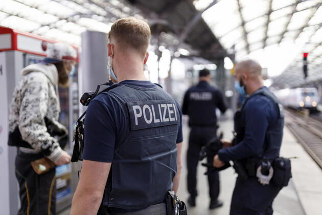Bilder des Jahres 2020, News 08 August News Themen der Woche KW35 News Bilder des Tages Ordnungsämter, Bundespolizei, die Bahn und die Verkehrsunternehmen kontrollieren mit einer landesweiten Großaktion die Einhaltung der Maskenpflicht im Busverkehr und Bahnverkehr - im Bild die Schwerpunktkontrolle am Kölner Hauptbahnhof. Köln, 24.08.2020