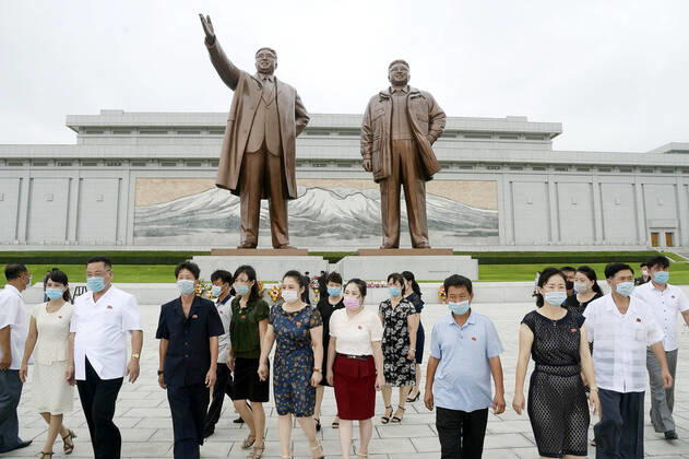 Bilder des Jahres 2020, News 08 August News Themen der Woche KW35 News Bilder des Tages 60th anniversary of N. Korea s military-first leadership North Korean citizens visit Mansu Hill in Pyongyang to offer flowers on Aug. 25, 2020, the 60th anniversary of the beginning of former leader Kim Jong Il s military-first leadership. 