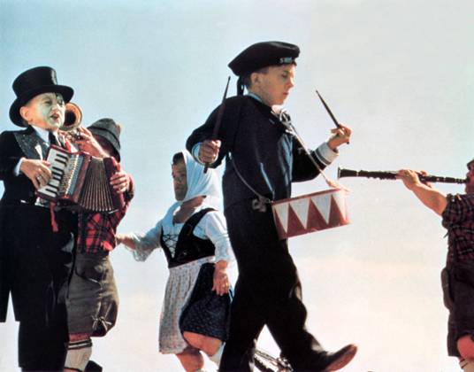 DIE BLECHTROMMEL aka THE TIN DRUM DAVID BENNENT Date: 1979. Strictly editorial use only in conjunction with the promotion of the film. Credit line mandatory. This image is copyright of the film company and is supplied under the terms of issue as film still. No commercial or book cover use permitted without prior consent from the film company. Mandatory credit line: Image courtesy ARGOS FILMS ARTEMIS PRODUCTIONS BIOSKOP FILMS FILM POL Ronald Grant Archive Mary Evans