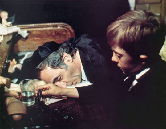 DIE BLECHTROMMEL aka THE TIN DRUM CHARLES AZNAVOUR, DAVID BENNENT Date: 1979. Strictly editorial use only in conjunction with the promotion of the film. Credit line mandatory. This image is copyright of the film company and is supplied under the terms of issue as film still. No commercial or book cover use permitted without prior consent from the film company. Mandatory credit line: Image courtesy ARGOS FILMS ARTEMIS PRODUCTIONS BIOSKOP FILMS FILM POL Ronald Grant Archive Mary Evans
