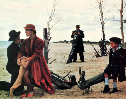 DIE BLECHTROMMEL aka THE TIN DRUM DANIEL OLBRYCHSKI, ANGELA WINKLER, MARIO ADORF, DAVID BENNENT Date: 1979. Strictly editorial use only in conjunction with the promotion of the film. Credit line mandatory. This image is copyright of the film company and is supplied under the terms of issue as film still. No commercial or book cover use permitted without prior consent from the film company. Mandatory credit line: Image courtesy ARGOS FILMS ARTEMIS PRODUCTIONS BIOSKOP FILMS FILM POL Ronald Grant Archive Mary Evans