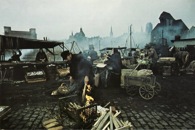 DIE BLECHTROMMEL aka THE TIN DRUM Date: 1979. Strictly editorial use only in conjunction with the promotion of the film. Credit line mandatory. This image is copyright of the film company and is supplied under the terms of issue as film still. No commercial or book cover use permitted without prior consent from the film company. Mandatory credit line: Image courtesy ARGOS FILMS ARTEMIS PRODUCTIONS BIOSKOP FILMS FILM POL Ronald Grant Archive Mary Evans