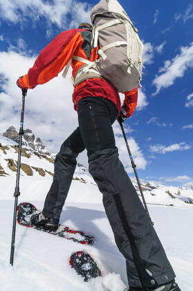 IMAGO Creative: Alternativer Wintersport Schneeschuhwandern im Hochgebirge Zwei junge Leute unternehmen gemeinsam eine entspannte Tour auf Schneeschuhen nahe des Körbersees in Vorarlberg unterwegs mit Schneeschuhen im Winter Schröcken Körbersee Vorarlberg Österreich
