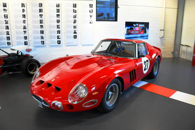 Schweiz, Romanshorn, 12.08.2020 Die autobau erlebniswelt ist ein aussergewöhnliches Automuseum in der Schweiz. Die einzigartige Sammlung des Schweizer Rennfahrers Fredy Lienhard fokussirt sich auf Sportwagen und zeigt rund 90 von weit mehr als 100 vorhandenen Fahrzeugen. Foto: ein Nachbau des Ferrari 330 GTO. 1984 wurde er für den Rennfahrer David Piper, auf der Basis eines 330 GT für historische Rennen von Ferrari gebaut. Das Automuseum autobau erlebniswelt in der Schweiz