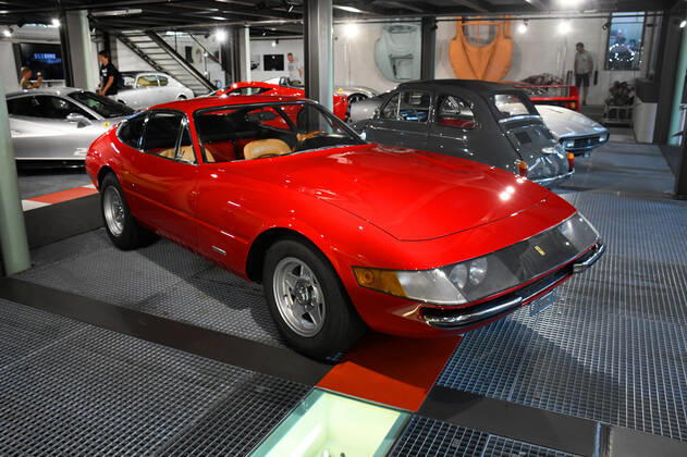 Schweiz, Romanshorn, 12.08.2020 Die autobau erlebniswelt ist ein aussergewoehnliches Automuseum in der Schweiz. Die einzigartige Sammlung des Schweizer Rennfahrers Fredy Lienhard fokussirt sich auf Sportwagen und zeigt rund 90 von weit mehr als 100 vorhandenen Fahrzeugen. Foto: ein Ferrari 365 GTB 4, Bauzeit: 1968-73, Stueckzahl: 1284 Das Automuseum autobau erlebniswelt in der Schweiz