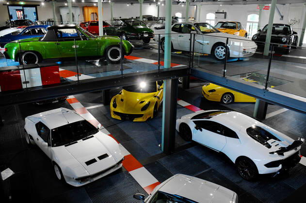Schweiz, Romanshorn, 12.08.2020 Die autobau erlebniswelt ist ein aussergewoehnliches Automuseum in der Schweiz. Die einzigartige Sammlung des Schweizer Rennfahrers Fredy Lienhard fokussirt sich auf Sportwagen und zeigt rund 90 von weit mehr als 100 vorhandenen Fahrzeugen. Foto: Blick in die Ausstellung Das Automuseum autobau erlebniswelt in der Schweiz