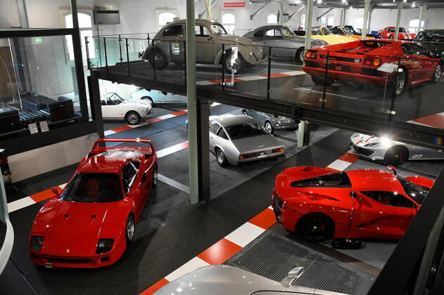 Schweiz, Romanshorn, 12.08.2020 Die autobau erlebniswelt ist ein aussergewoehnliches Automuseum in der Schweiz. Die einzigartige Sammlung des Schweizer Rennfahrers Fredy Lienhard fokussirt sich auf Sportwagen und zeigt rund 90 von weit mehr als 100 vorhandenen Fahrzeugen. Foto: Blick in die Ausstellung Das Automuseum autobau erlebniswelt in der Schweiz