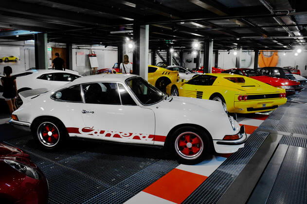 Schweiz, Romanshorn, 12.08.2020 Die autobau erlebniswelt ist ein aussergewoehnliches Automuseum in der Schweiz. Die einzigartige Sammlung des Schweizer Rennfahrers Fredy Lienhard fokussirt sich auf Sportwagen und zeigt rund 90 von weit mehr als 100 vorhandenen Fahrzeugen. Foto: ein Porsche Carrera Das Automuseum autobau erlebniswelt in der Schweiz