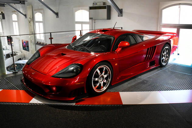 Schweiz, Romanshorn, 12.08.2020 Die autobau erlebniswelt ist ein aussergewoehnliches Automuseum in der Schweiz. Die einzigartige Sammlung des Schweizer Rennfahrers Fredy Lienhard fokussirt sich auf Sportwagen und zeigt rund 90 von weit mehr als 100 vorhandenen Fahrzeugen. Foto: ein Saleen S7 Twin Turbo, Stueckzahl: 75, Leistung: 761 PS Das Automuseum autobau erlebniswelt in der Schweiz