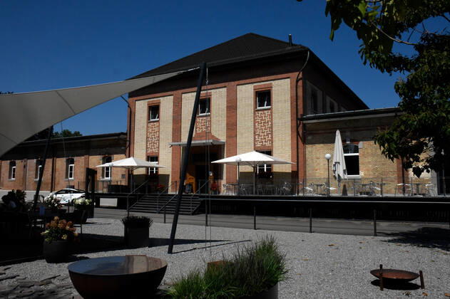 Schweiz, Romanshorn, 12.08.2020 Die autobau erlebniswelt ist ein aussergewoehnliches Automuseum in der Schweiz. Die einzigartige Sammlung des Schweizer Rennfahrers Fredy Lienhard fokussirt sich auf Sportwagen und zeigt rund 90 von weit mehr als 100 vorhandenen Fahrzeugen. Foto: Aussenansicht des Museums Das Automuseum autobau erlebniswelt in der Schweiz