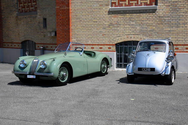 Schweiz, Romanshorn, 12.08.2020 Die autobau erlebniswelt ist ein aussergewöhnliches Automuseum in der Schweiz. Die einzigartige Sammlung des Schweizer Rennfahrers Fredy Lienhard fokussirt sich auf Sportwagen und zeigt rund 90 von weit mehr als 100 vorhandenen Fahrzeugen. Foto: ein Jaguar XK 120 OTS Roadster, Baujahr 1954 und eine BMW Isetta, Baujahr 1955 - 62 Das Automuseum autobau erlebniswelt in der Schweiz