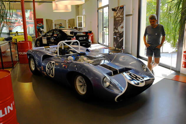 Schweiz, Romanshorn, 12.08.2020 Die autobau erlebniswelt ist ein aussergewöhnliches Automuseum in der Schweiz. Die einzigartige Sammlung des Schweizer Rennfahrers Fredy Lienhard fokussirt sich auf Sportwagen und zeigt rund 90 von weit mehr als 100 vorhandenen Fahrzeugen. Foto: einen Lola T70 Spider Das Automuseum autobau erlebniswelt in der Schweiz