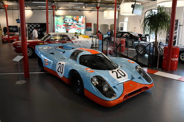 Schweiz, Romanshorn, 12.08.2020 Die autobau erlebniswelt ist ein aussergewöhnliches Automuseum in der Schweiz. Die einzigartige Sammlung des Schweizer Rennfahrers Fredy Lienhard fokussirt sich auf Sportwagen und zeigt rund 90 von weit mehr als 100 vorhandenen Fahrzeugen. Foto: ein Replikat des Porsche 917 K, gebaut von Anthony Keiller. Bekannt durch den Film mit Steve McQueen die 24H von Le Mans Das Automuseum autobau erlebniswelt in der Schweiz
