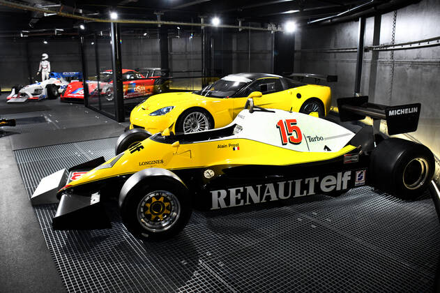 Schweiz, Romanshorn, 12.08.2020 Die autobau erlebniswelt ist ein aussergewoehnliches Automuseum in der Schweiz. Die einzigartige Sammlung des Schweizer Rennfahrers Fredy Lienhard fokussirt sich auf Sportwagen und zeigt rund 90 von weit mehr als 100 vorhandenen Fahrzeugen. Foto: der Renault Formel 1 RE40 02 von Alain Prost Das Automuseum autobau erlebniswelt in der Schweiz