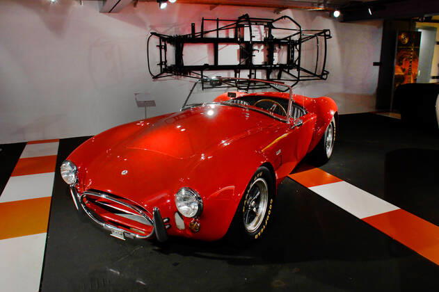 Schweiz, Romanshorn, 12.08.2020 Die autobau erlebniswelt ist ein aussergewoehnliches Automuseum in der Schweiz. Die einzigartige Sammlung des Schweizer Rennfahrers Fredy Lienhard fokussirt sich auf Sportwagen und zeigt rund 90 von weit mehr als 100 vorhandenen Fahrzeugen. Foto: ein Ford AC Cobra 427, Baujahr 1965, Leistung 425 PS Das Automuseum autobau erlebniswelt in der Schweiz