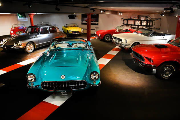Schweiz, Romanshorn, 12.08.2020 Die autobau erlebniswelt ist ein aussergewoehnliches Automuseum in der Schweiz. Die einzigartige Sammlung des Schweizer Rennfahrers Fredy Lienhard fokussirt sich auf Sportwagen und zeigt rund 90 von weit mehr als 100 vorhandenen Fahrzeugen. Foto: Blick in die Ausstellung Das Automuseum autobau erlebniswelt in der Schweiz