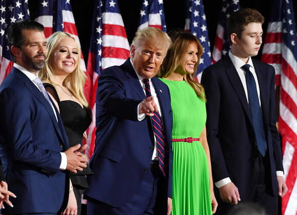 Bilder des Jahres 2020, News 08 August News Themen der Woche KW35 News Bilder des Tages President Donald Trump (C) stands with family members, son Donald Trump Jr, daughter Tiffany Trump, First Lady Melania Trump and son Barron Trump (L - R) after speaking on the fourth and final night of the Republican National Convention, on the South Lawn of the White House in Washington D.C., Thursday, August 27, 2020.  WDC20200827154 KEVINxDIETSCH
