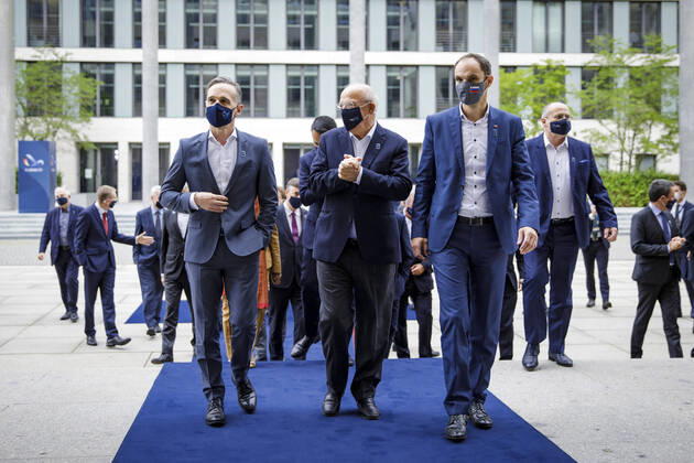 Bilder des Jahres 2020, News 08 August News Themen der Woche KW35 News Bilder des Tages Heiko Maas, Bundesaussenminister, (L) Augusto Santos Silva, Aussenminister von Portugal, (Mitte) und Anze Logar, Aussenminister von Slowenien, (R) aufgenommen im Rahmen eines Gymnich-Treffens der EU - AussenministerInnen im Auswaertigen Amt in Berlin, 28.08.2020. Berlin Deutschland