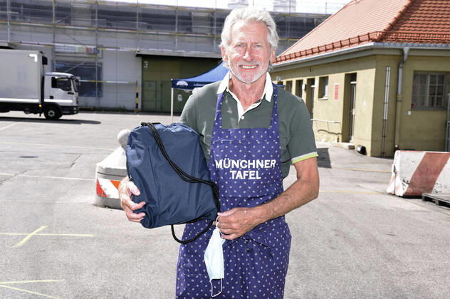 Bilder des Jahres 2020, Entertainment 08 August Entertainment Themen der Woche KW35 Entertainment Bilder des Tages Paul Breitner bei der Übergabe von Schulstart-Spenden der Firma Amazon an 2300 sozial benachteiligte Kinder an der Münchner Tafel in der Großmarkthalle. München, 28.08.2020
