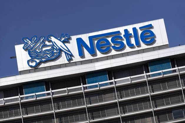 Nestlé-Logo (Nestle) auf dem Dach der Deutschlandzentrale der NestlÃ Deutschland AG. Der Nahrungsmittelriese Nestle verkauft seine chinesische Wassersparte an die Tsingtao Brewery Group. Frankfurt, 27.08.2020