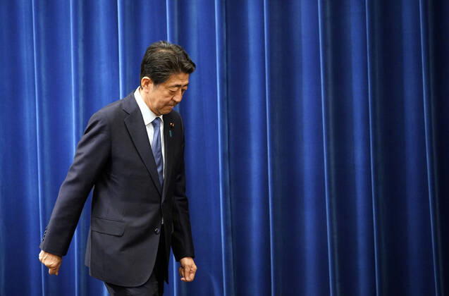 Bilder des Jahres 2020, News 08 August News Themen der Woche KW35 News Bilder des Tages (200829) -- BEIJING, Aug. 29, 2020 -- Japanese Prime Minister Shinzo Abe leaves after a press conference in Tokyo, Japan, Aug. 28, 2020. Japanese Prime Minister Shinzo Abe said at a press conference Friday that he would step down from his post due to health concerns. ( Pool via Xinhua) XINHUA PHOTOS OF THE DAY FranckxRobichon 
