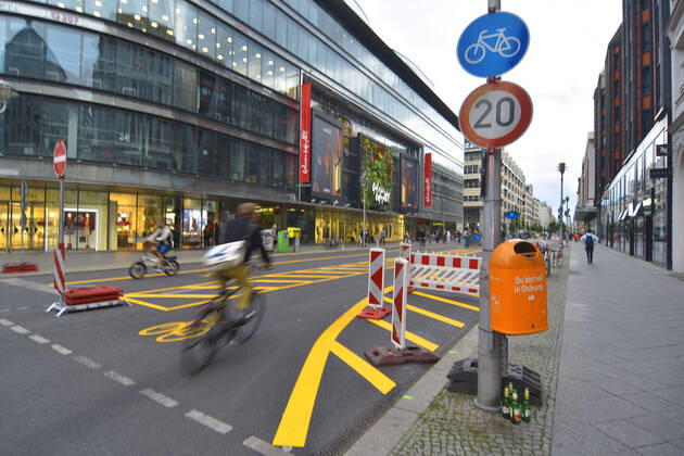 Bilder des Jahres 2020, News 08 August News Themen der Woche KW35 Von Freitag, 21.08.2020 bis 31.01.2021 bleibt ein Teil der Friedrichstrasse nur fuer Fussgaenger; Radfahrer und Lieferverkehr frei. Der 4m breite Radweg in der Mitte ist aufgebracht, bevor morgen am 29.08.2020 der Versuch gestartet wird. Galeries Lafayette, dann Quartier 205, mit fast allen zugeklebten Schaufenstern, Zeugen von Leerstand.
