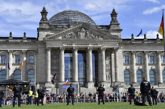 Bilder des Jahres 2020, News 08 August News Themen der Woche KW35 Tausende Menschen demonstrieren gegen die Coronavirus-Auflagen. Die selbsternannten Reichsbürger versammeln sich vor dem Reichstagsgebäude. Berlin, 29.08.2020.