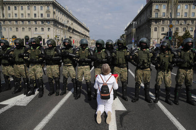 Bilder des Jahres 2020, News 08 August News Themen der Woche KW35 News Bilder des Tages MINSK, BELARUS - AUGUST 30, 2020: A Belarusian opposition supporter kneels in front of riot police officers during a protest in Independence Avenue. The announcement of the results of the 2020 Belarusian presidential election has sparked mass protests in Minsk and major cities across Belarus. Sergei Bobylev TASS  TS0E5306