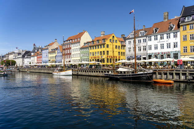 Nyhaven Bunte Häuser, Restaurants und historische Schiffe am Kanal und Hafen Nyhavn, Kopenhagen, Dänemark, Europa Colourful facades, Restaurants and old ships along the Nyhavn Canal and harbour, Copenhagen, Denmark, Europe