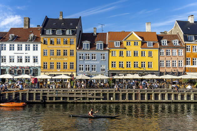Nyhaven Bunte Häuser, Restaurants und historische Schiffe am Kanal und Hafen Nyhavn, Kopenhagen, Dänemark, Europa Colourful facades, Restaurants and old ships along the Nyhavn Canal and harbour, Copenhagen, Denmark, Europe