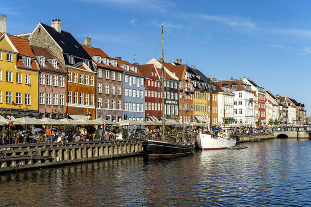 Nyhaven Bunte Häuser, Restaurants und historische Schiffe am Kanal und Hafen Nyhavn, Kopenhagen, Dänemark, Europa Colourful facades, Restaurants and old ships along the Nyhavn Canal and harbour, Copenhagen, Denmark, Europe