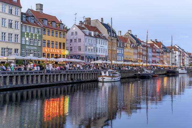 Nyhaven Bunte Häuser, Restaurants und historische Schiffe am Kanal und Hafen Nyhavn in der Abenddämmerung, Kopenhagen, Dänemark, Europa Colourful facades, Restaurants and old ships along the Nyhavn Canal and harbour at dusk, Copenhagen, Denmark, Europe
