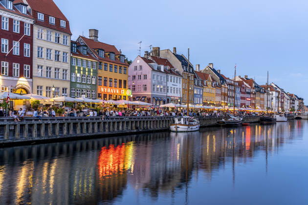 Nyhaven Bunte Häuser, Restaurants und historische Schiffe am Kanal und Hafen Nyhavn in der Abenddämmerung, Kopenhagen, Dänemark, Europa Colourful facades, Restaurants and old ships along the Nyhavn Canal and harbour at dusk, Copenhagen, Denmark, Europe