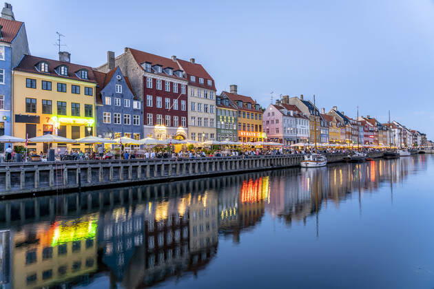 Nyhaven Bunte Häuser, Restaurants und historische Schiffe am Kanal und Hafen Nyhavn in der Abenddämmerung, Kopenhagen, Dänemark, Europa Colourful facades, Restaurants and old ships along the Nyhavn Canal and harbour at dusk, Copenhagen, Denmark, Europe