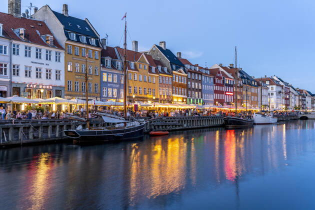 Nyhaven Bunte Häuser, Restaurants und historische Schiffe am Kanal und Hafen Nyhavn in der Abenddämmerung, Kopenhagen, Dänemark, Europa Colourful facades, Restaurants and old ships along the Nyhavn Canal and harbour at dusk, Copenhagen, Denmark, Europe